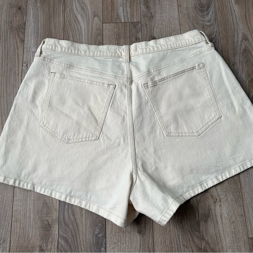 NEW Abercrombie & Fitch The 90s Relaxed Cutoff Short
High Rise size 18 cream - Picture 8 of 9